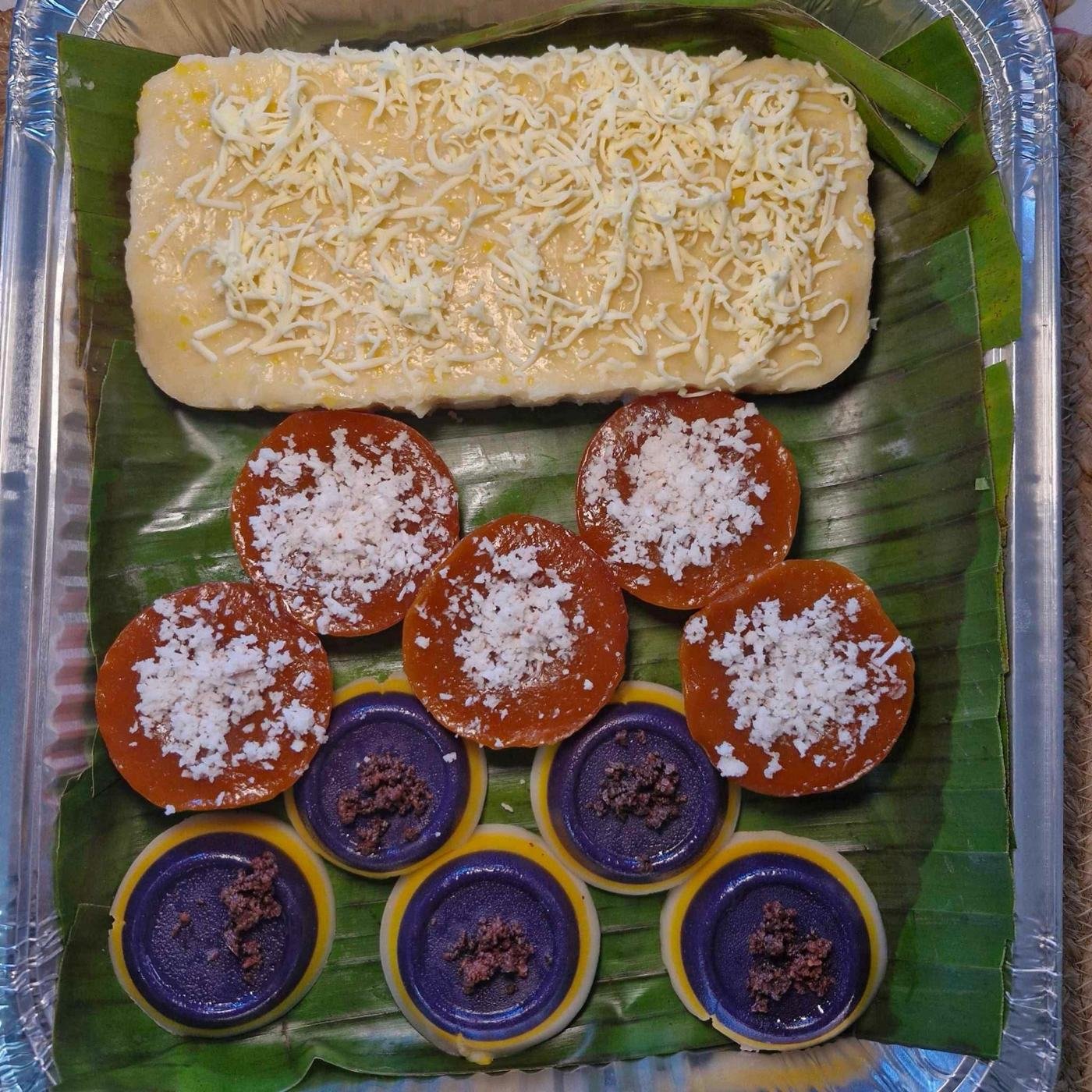 Kakanin tray with maja blanca, sapin-sapin, and kutsinta